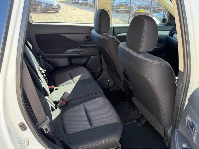 2014 MITSUBISHI OUTLANDER ES (4x4) ZJ MY14 WHITE