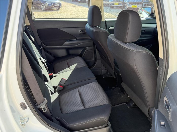 2014 MITSUBISHI OUTLANDER ES (4x4) ZJ MY14 WHITE