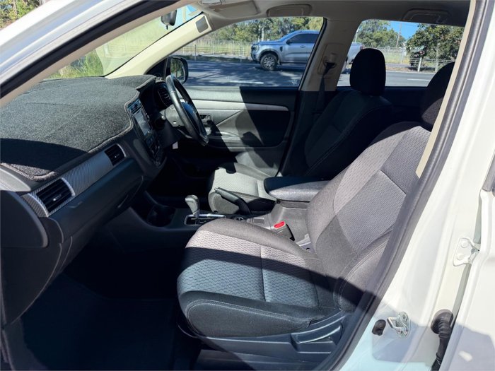 2014 MITSUBISHI OUTLANDER ES (4x4) ZJ MY14 WHITE