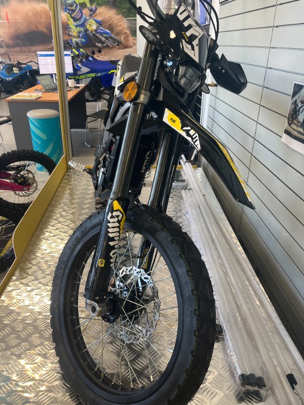 2025 Surron ULTRA BEE R BLACK