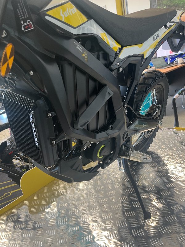 2025 Surron ULTRA BEE R BLACK