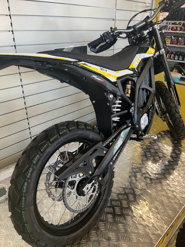 2025 Surron ULTRA BEE R BLACK