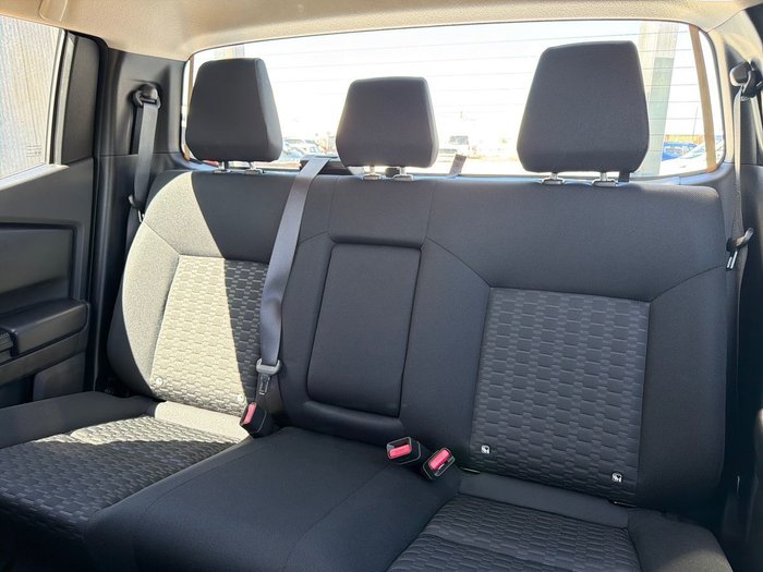 2000 Mitsubishi Triton