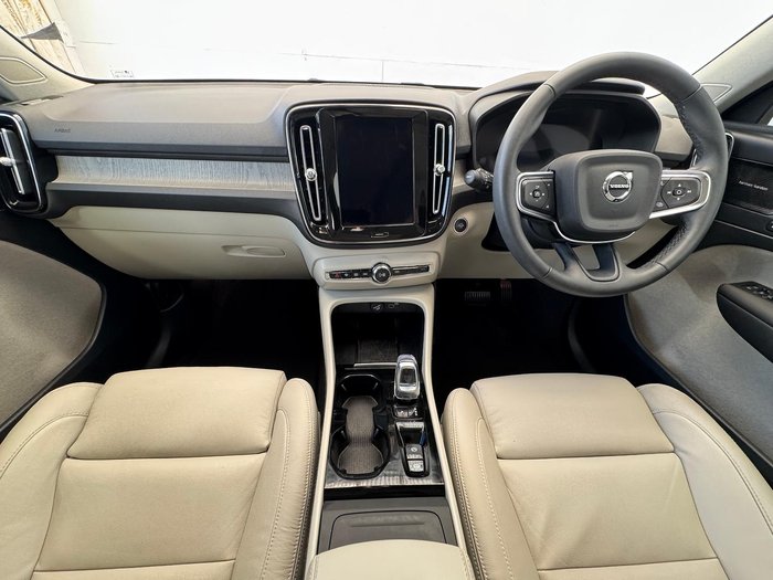2022 Volvo XC40 Ultimate B4 Bright