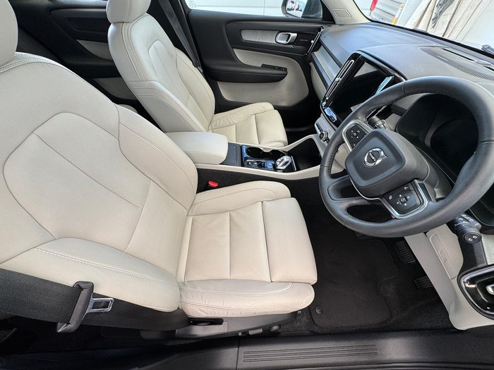 2022 Volvo XC40 Ultimate B4 Bright