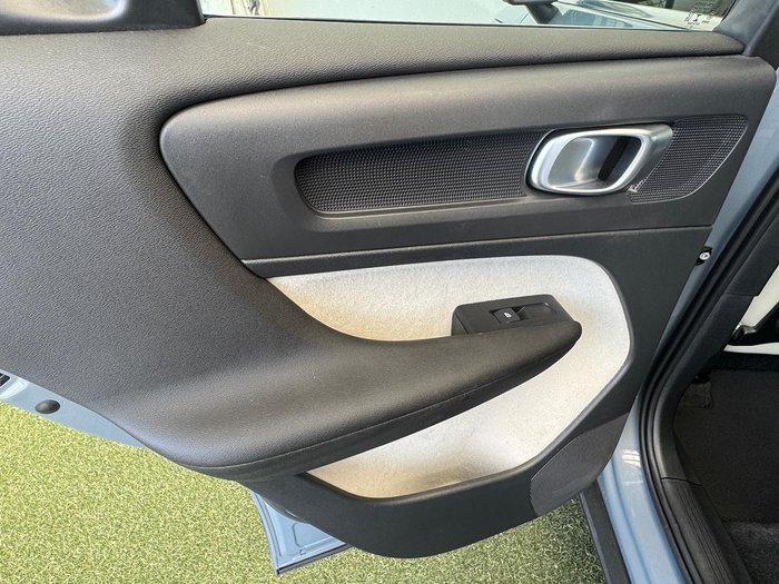 2022 Volvo XC40 Ultimate B4 Bright