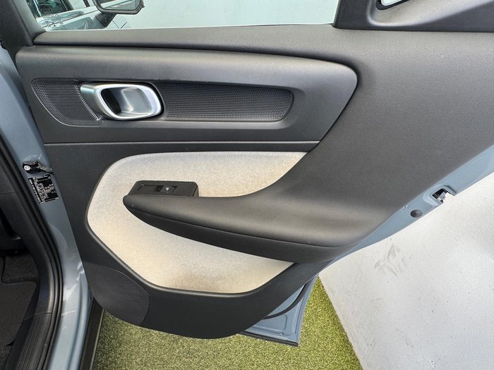 2022 Volvo XC40 Ultimate B4 Bright