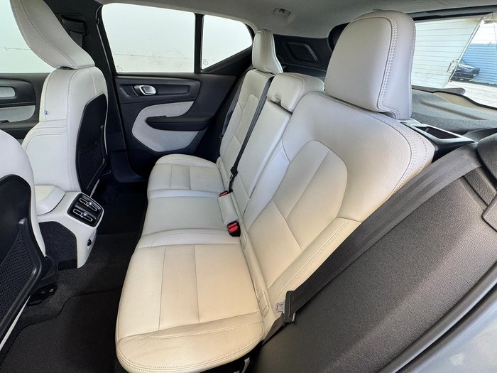 2022 Volvo XC40 Ultimate B4 Bright