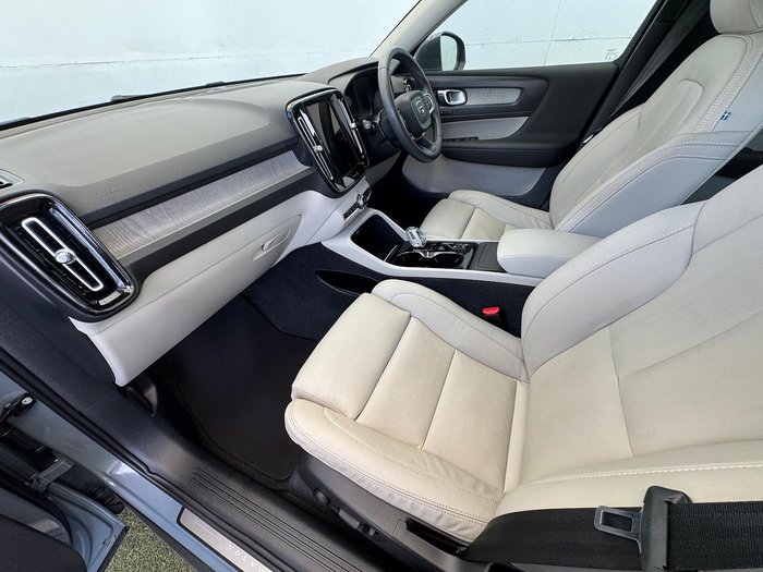 2022 Volvo XC40 Ultimate B4 Bright