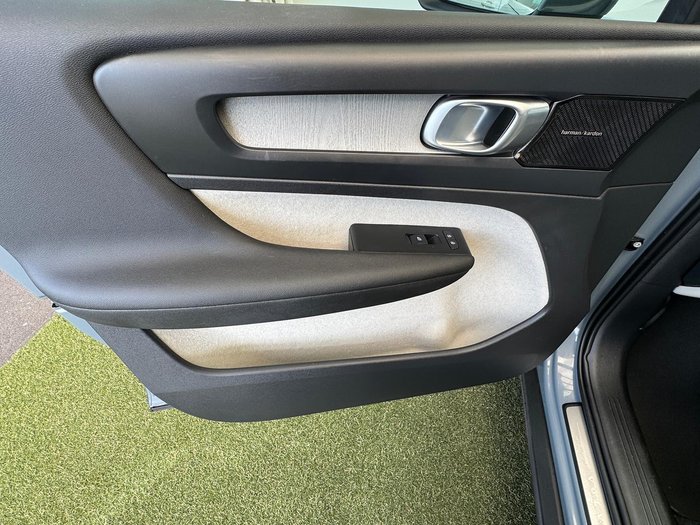 2022 Volvo XC40 Ultimate B4 Bright