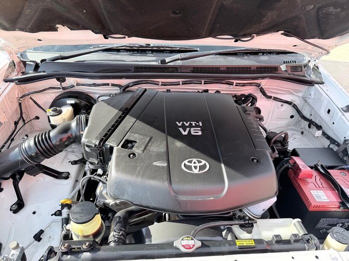 2006 Toyota Hilux SR GGN15R MY07 4x2 Glacier White