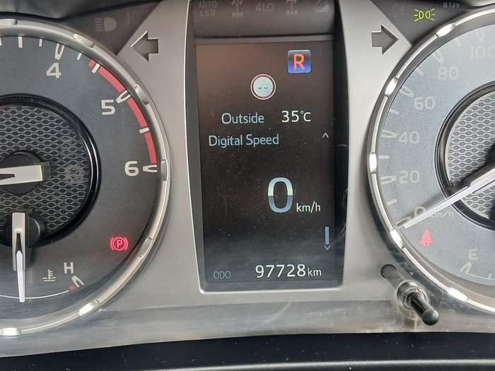 2022 Toyota Hilux SR