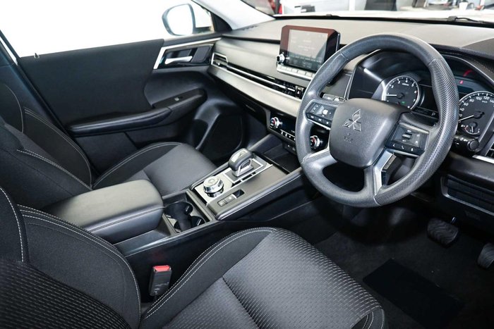 2024 Mitsubishi Outlander ES