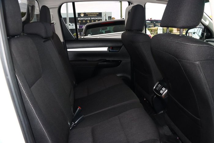 2023 Toyota Hilux SR5