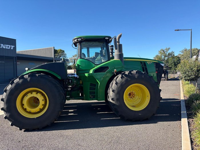 2021 John Deere 9520R Green