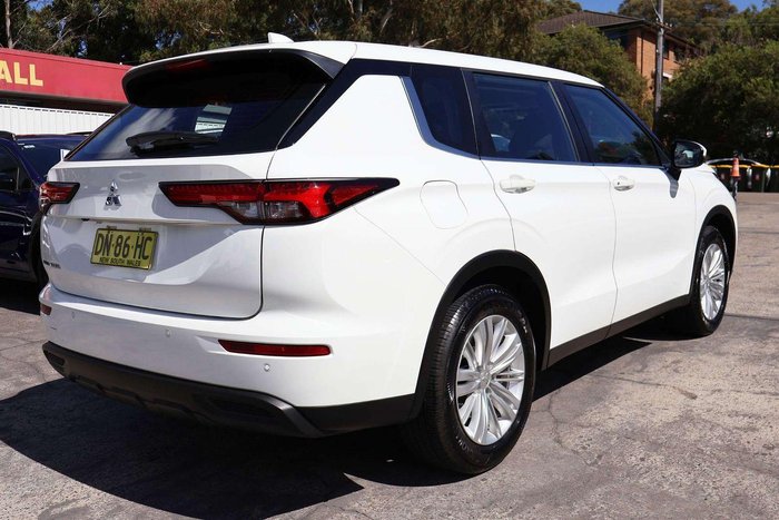 2024 Mitsubishi Outlander ES