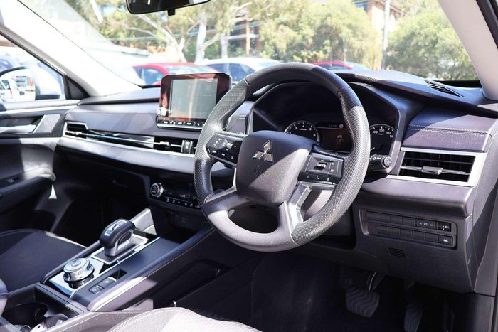 2024 Mitsubishi Outlander ES