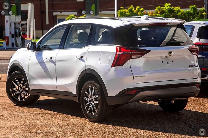 2025 Mahindra XUV700 AX7L Everest White