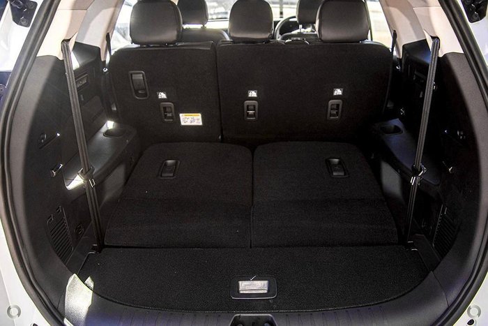 2025 Mahindra XUV700 AX7L Everest White