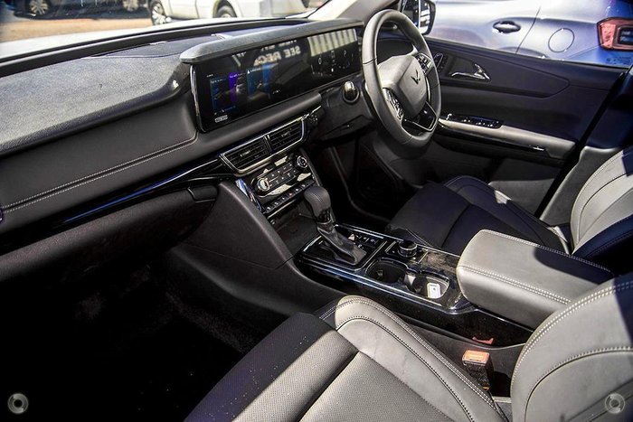 2025 Mahindra XUV700 AX7L Everest White