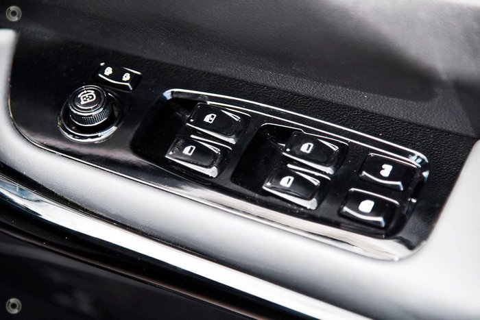 2025 Mahindra XUV700 AX7L Dazzling Silver