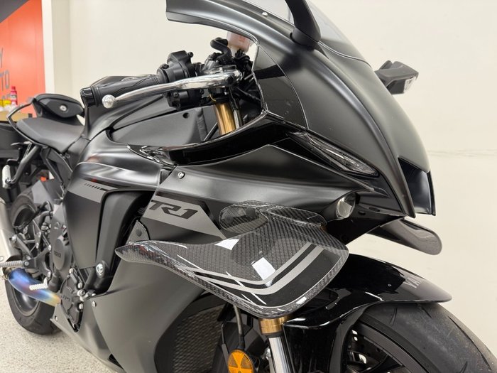 2025 YAMAHA YZF-R1 Black