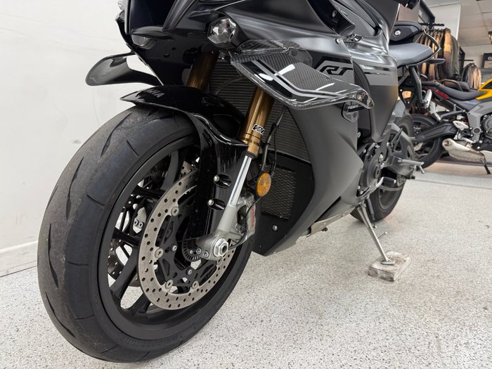 2025 YAMAHA YZF-R1 Black