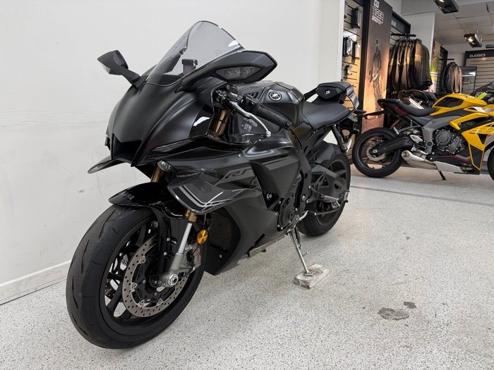 2025 YAMAHA YZF-R1 Black