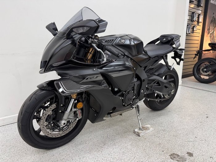 2025 YAMAHA YZF-R1 Black