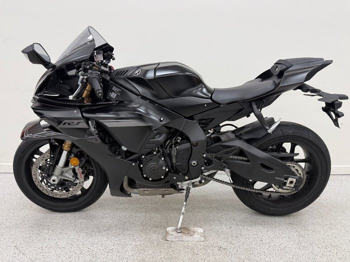 2025 YAMAHA YZF-R1 Black