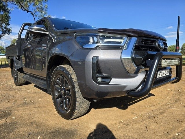 2023 Toyota Hilux SR5 (4x4)