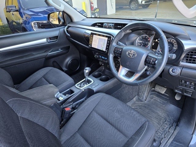 2023 Toyota Hilux SR5 (4x4)