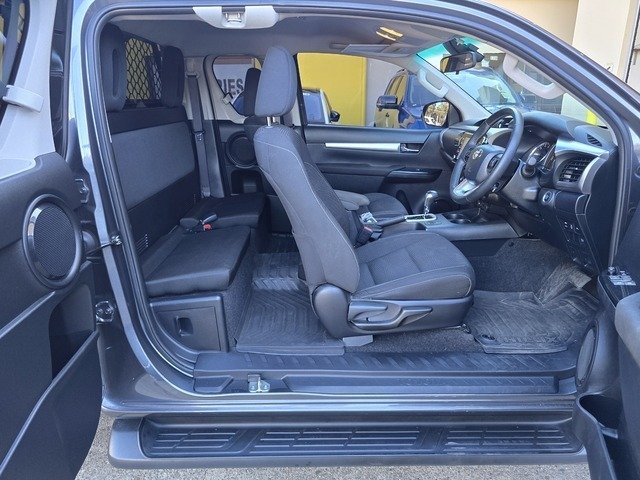 2023 Toyota Hilux SR5 (4x4)