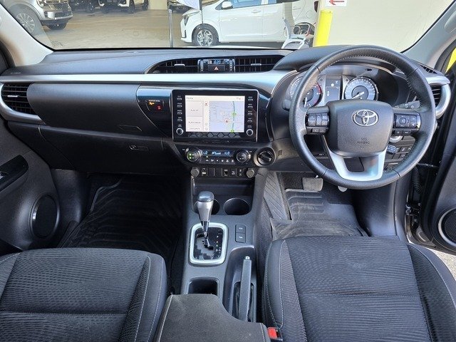 2023 Toyota Hilux SR5 (4x4)