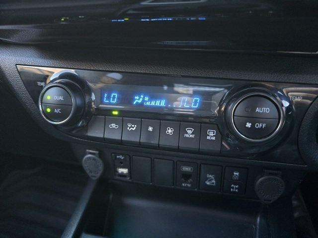 2023 Toyota Hilux SR5 (4x4)