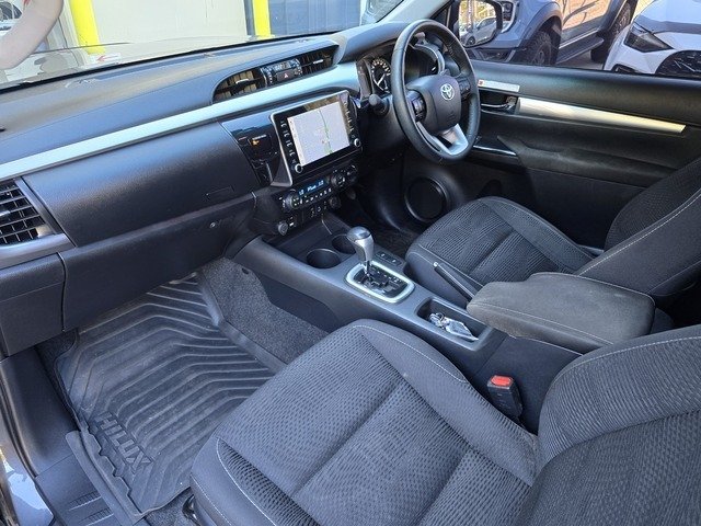 2023 Toyota Hilux SR5 (4x4)