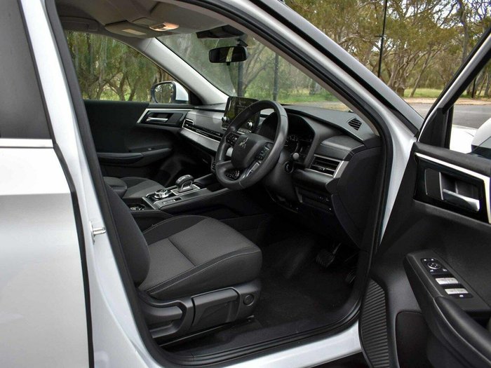 2022 Mitsubishi Outlander ES