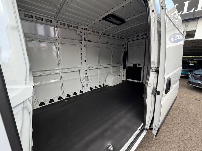 2025 Peugeot Boxer Pro Mid Roof LWB