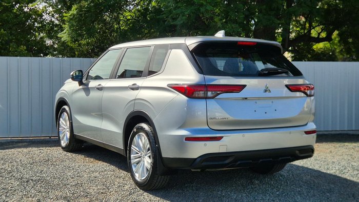 2024 Mitsubishi Outlander ES