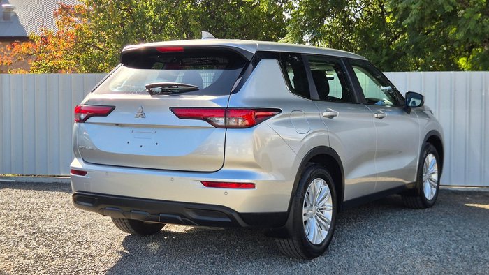 2024 Mitsubishi Outlander ES
