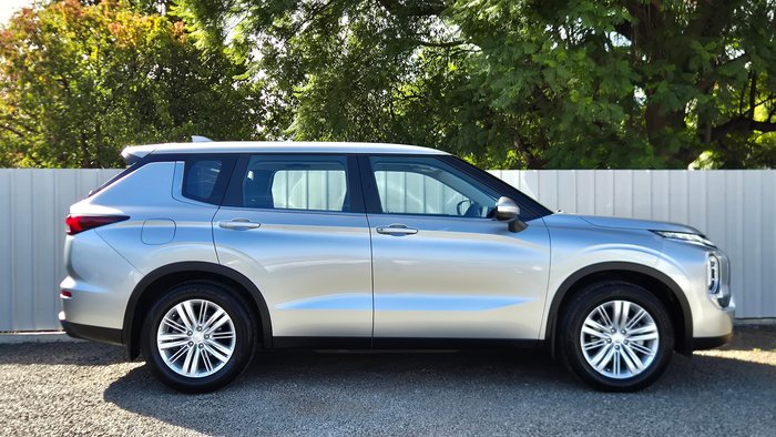 2024 Mitsubishi Outlander ES