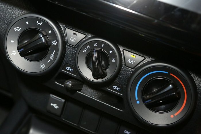2025 Toyota Hilux SR
