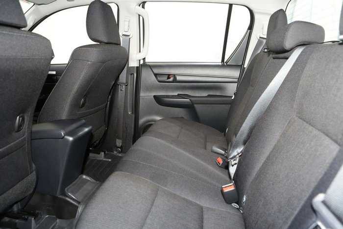2025 Toyota Hilux SR