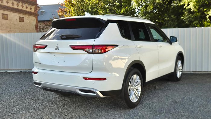 2022 Mitsubishi Outlander LS