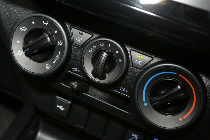 2025 Toyota Hilux SR