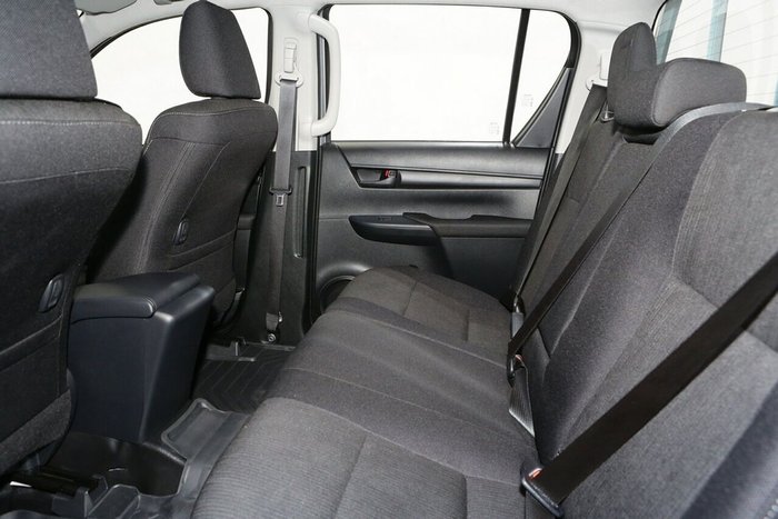 2025 Toyota Hilux SR