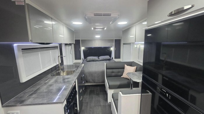 2026 Supreme 1800_R_K1e3_S Classic Tourer 18'