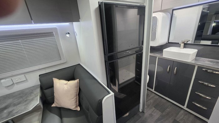 2026 Supreme 1800_R_K1e3_S Classic Tourer 18'