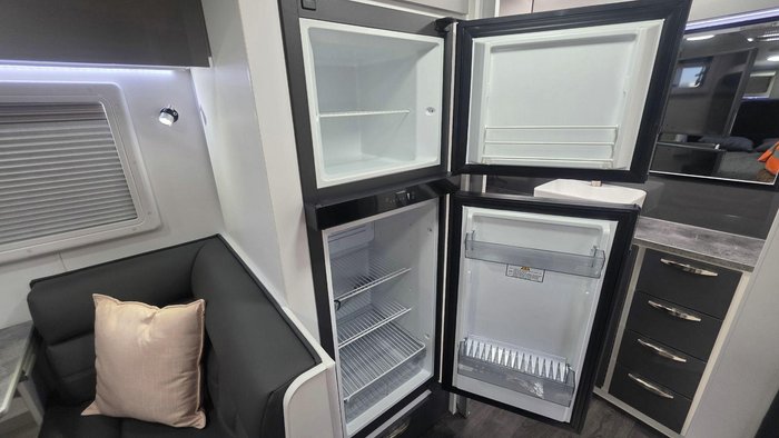 2026 Supreme 1800_R_K1e3_S Classic Tourer 18'