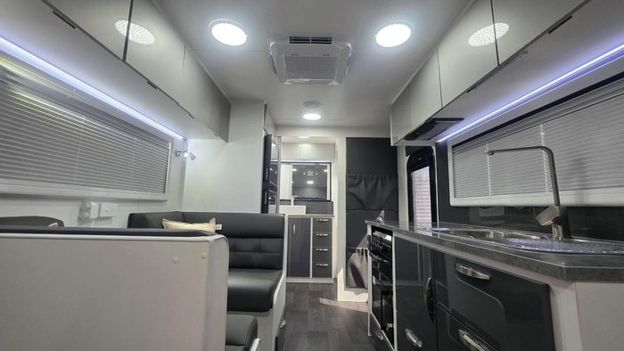 2026 Supreme 1800_R_K1e3_S Classic Tourer 18'